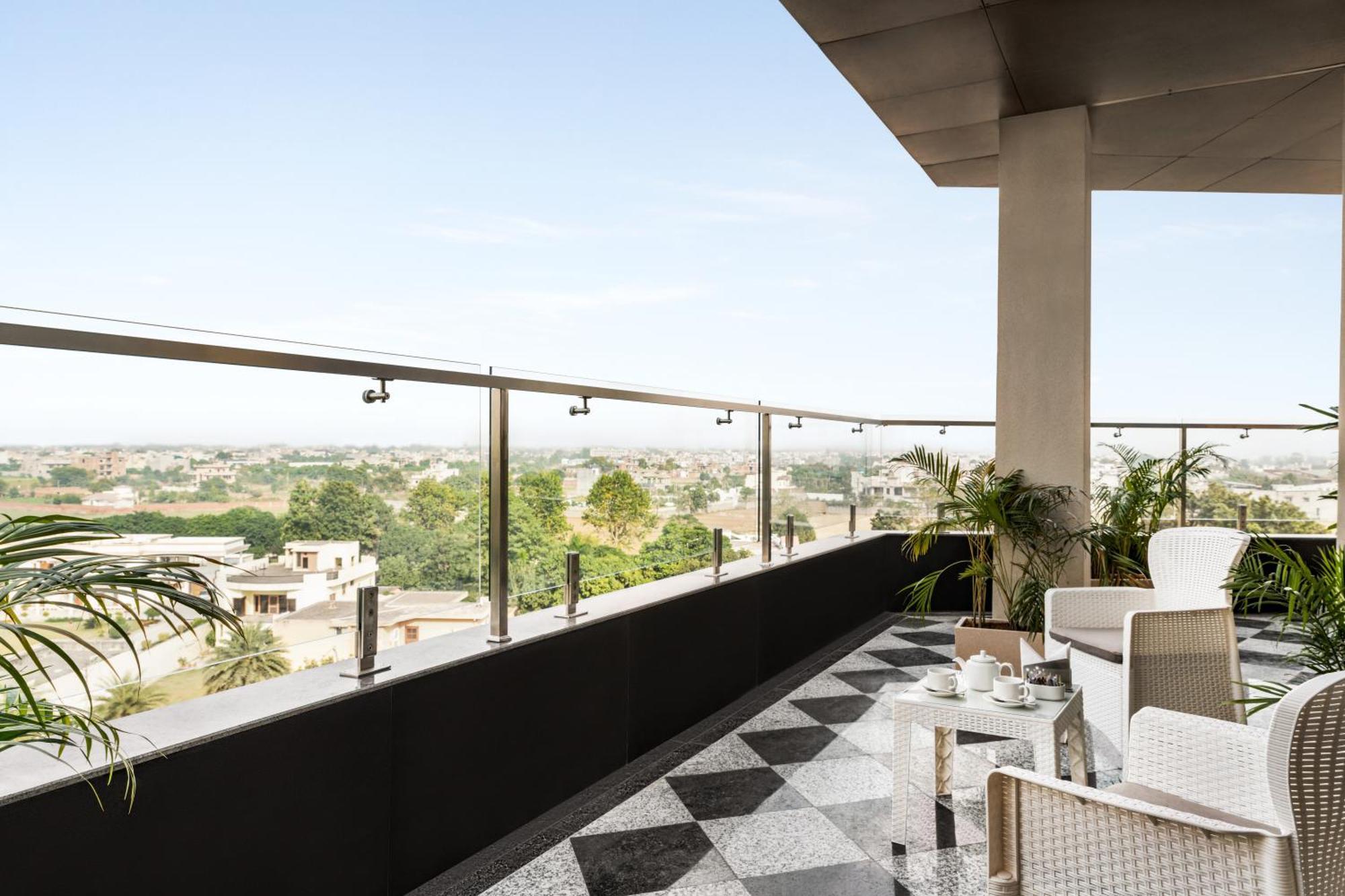 Ramada Encore By Wyndham Amritsar Airport Экстерьер фото