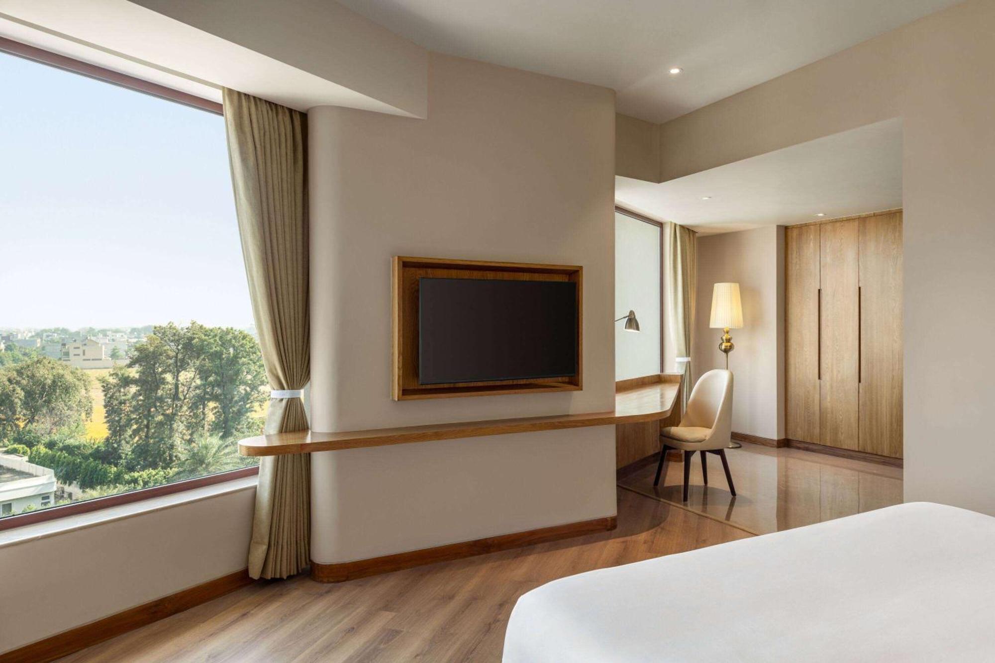 Ramada Encore By Wyndham Amritsar Airport Экстерьер фото