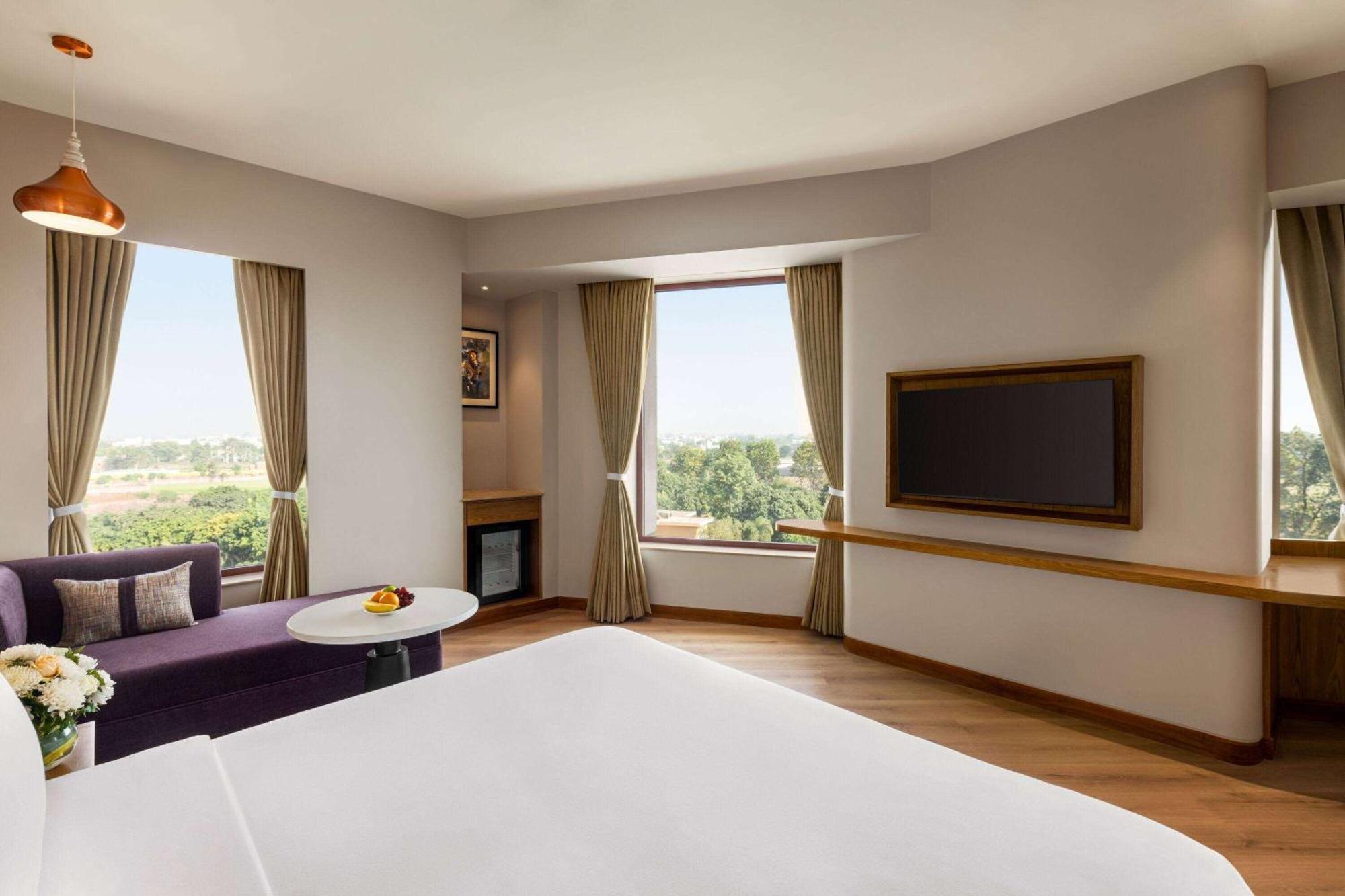 Ramada Encore By Wyndham Amritsar Airport Экстерьер фото