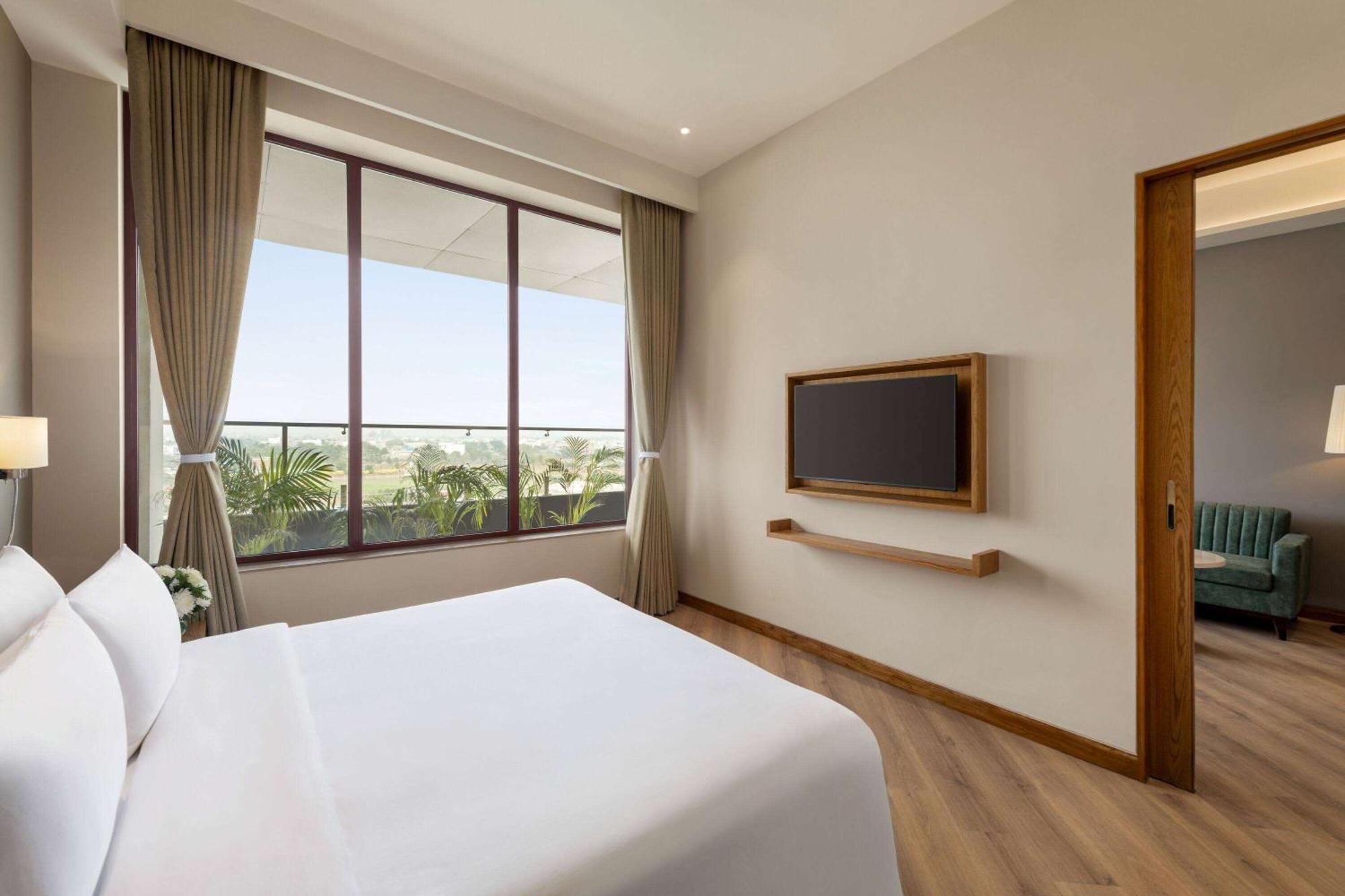 Ramada Encore By Wyndham Amritsar Airport Экстерьер фото