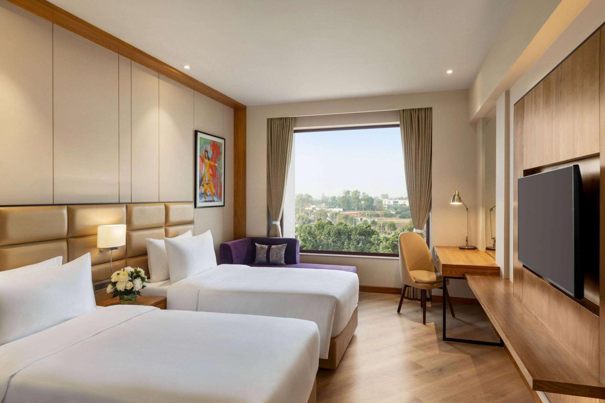 Ramada Encore By Wyndham Amritsar Airport Экстерьер фото