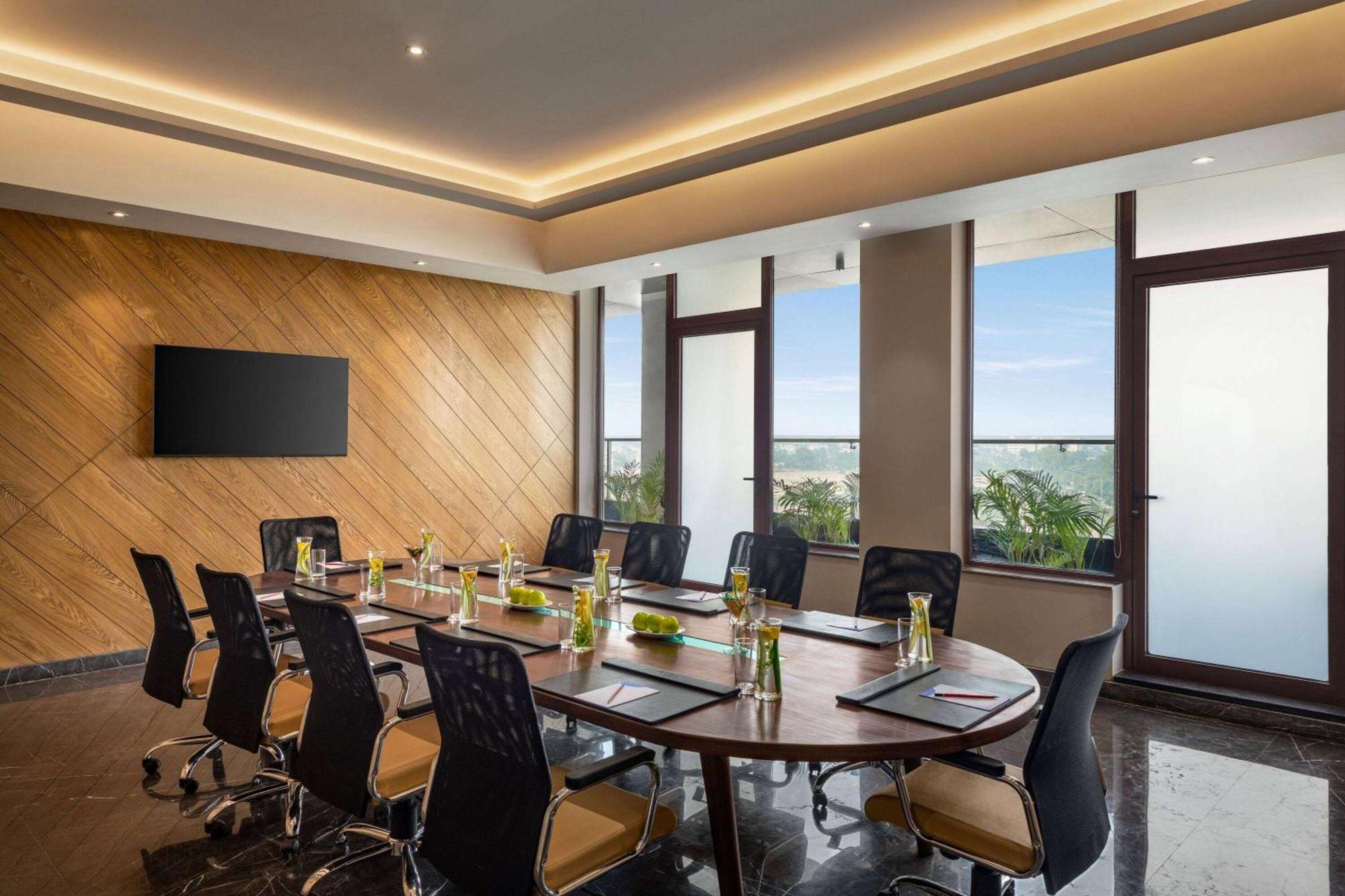 Ramada Encore By Wyndham Amritsar Airport Экстерьер фото