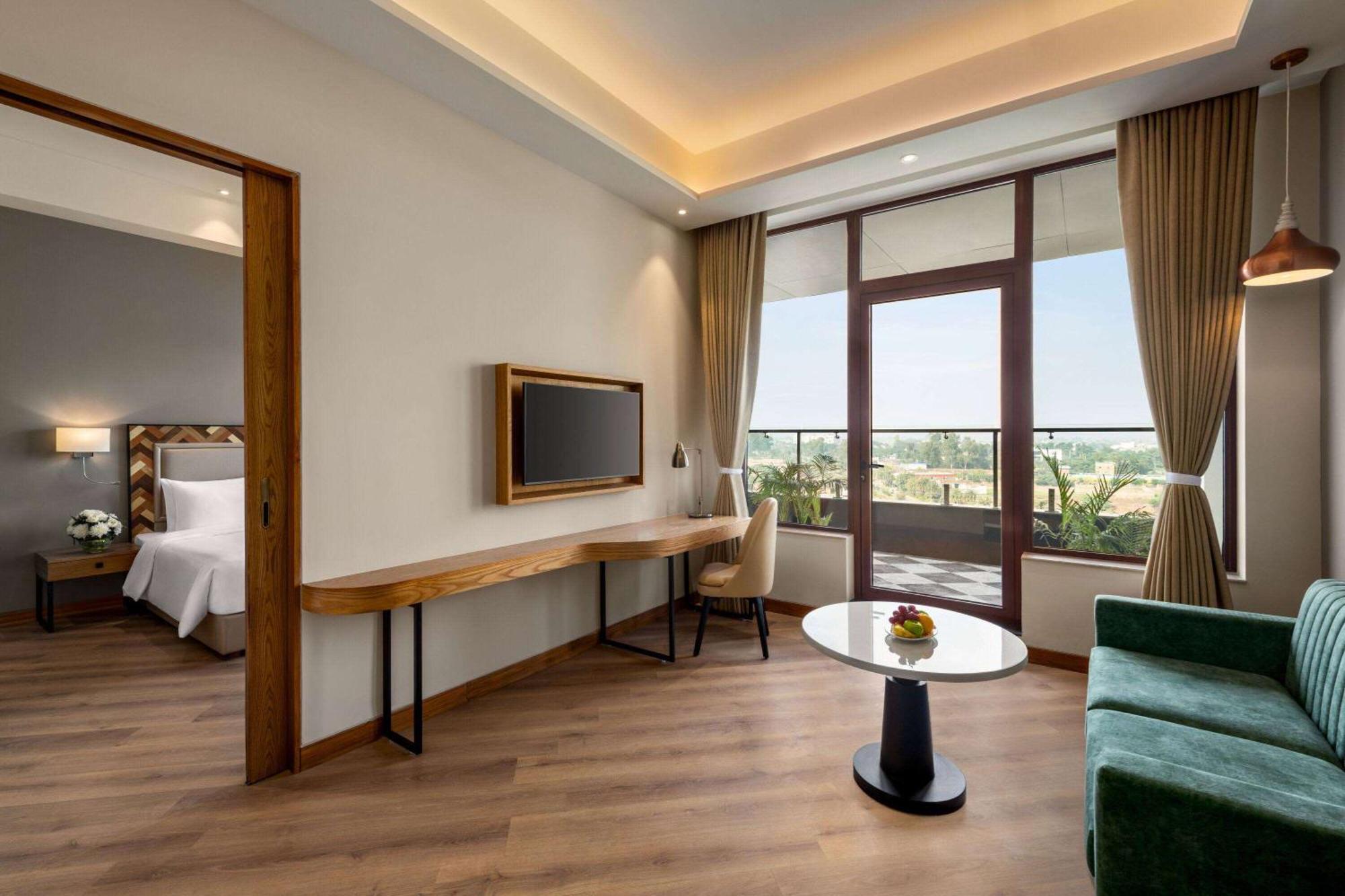 Ramada Encore By Wyndham Amritsar Airport Экстерьер фото