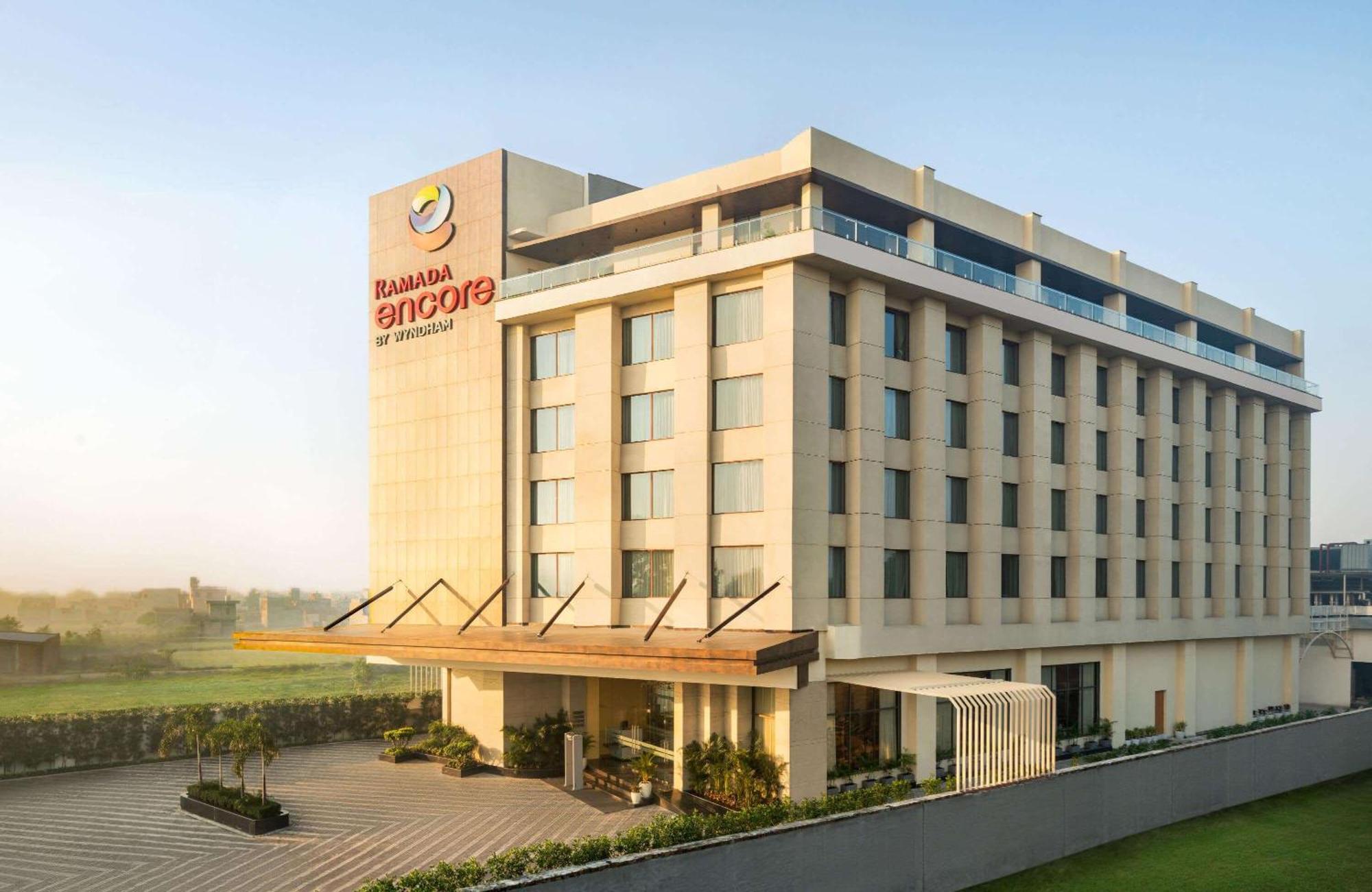 Ramada Encore By Wyndham Amritsar Airport Экстерьер фото