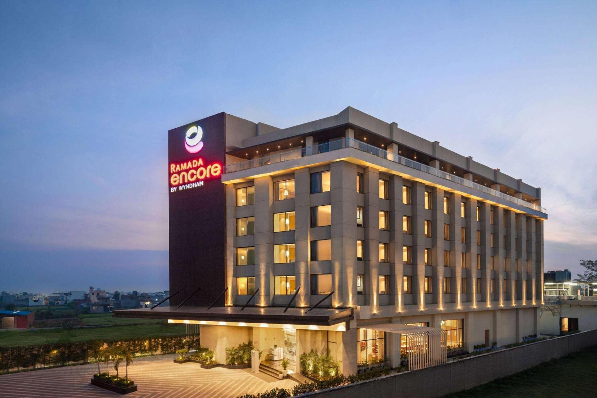 Ramada Encore By Wyndham Amritsar Airport Экстерьер фото
